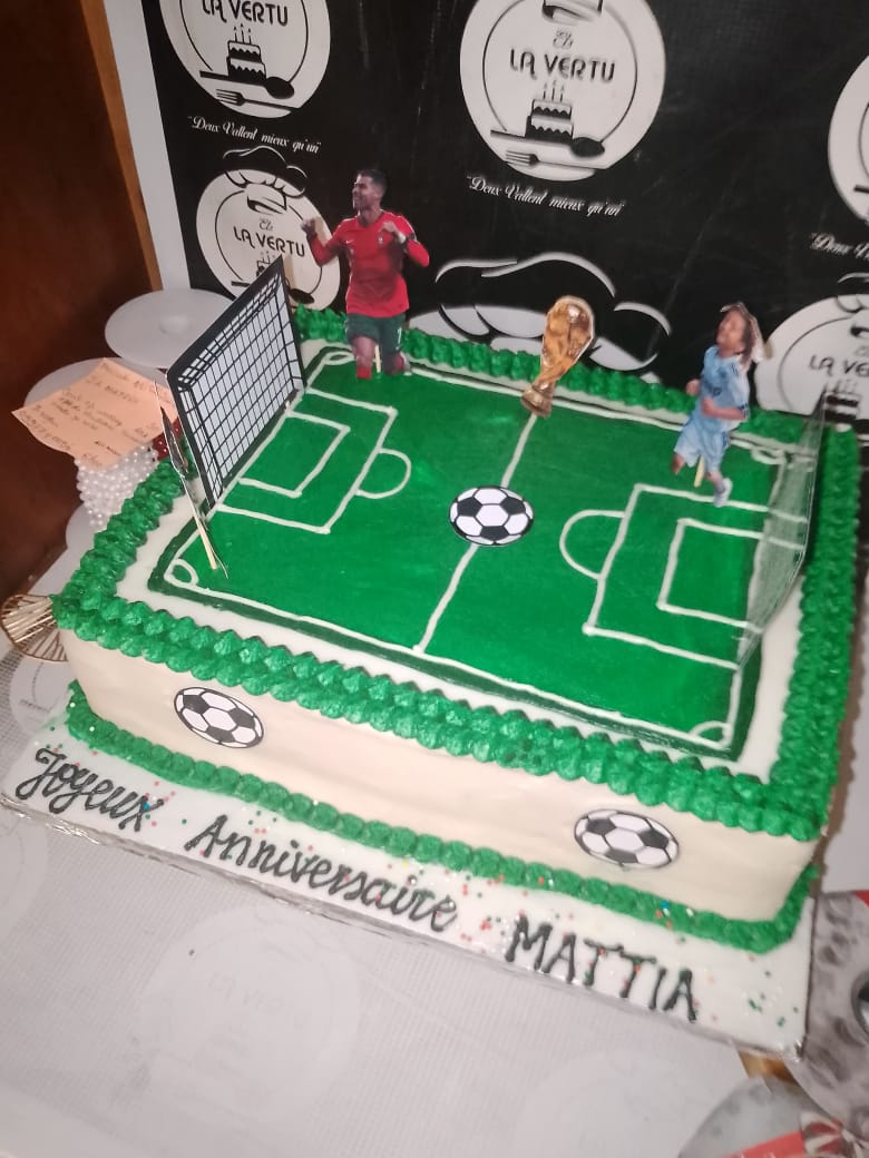 Gateau forme rectangulaire special pour anniversaire thumbnail